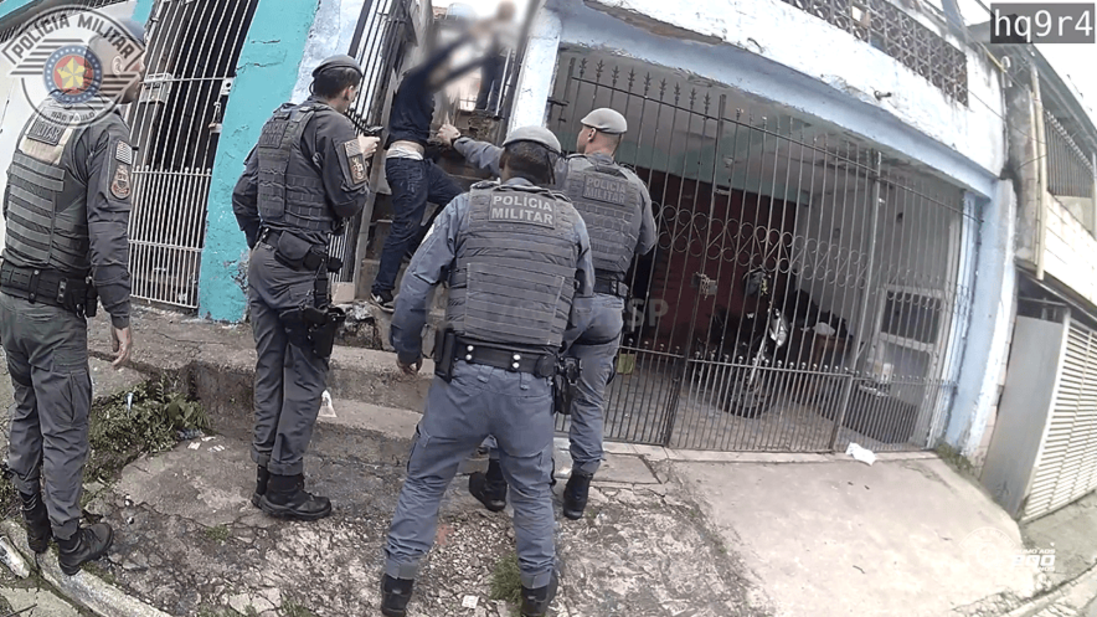 A Polícia Militar do estado de São Paulo prendeu, nesta segunda-feira (5), um homem investigado por agredir uma mulher e ainda tentar fugir pelo telhado, quando notou a presença dos agentes, na região do Jabaquara, Zona Sul de São Paulo  • PMESP